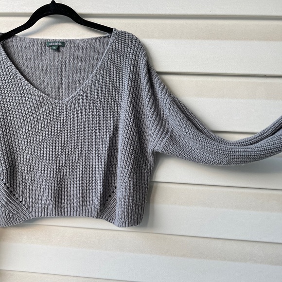 V-Neck Pullover Cropped Sweater - Picture 3 of 9